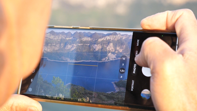 游客正在拍攝烏江源百里畫廊懸崖景點。焦建 攝