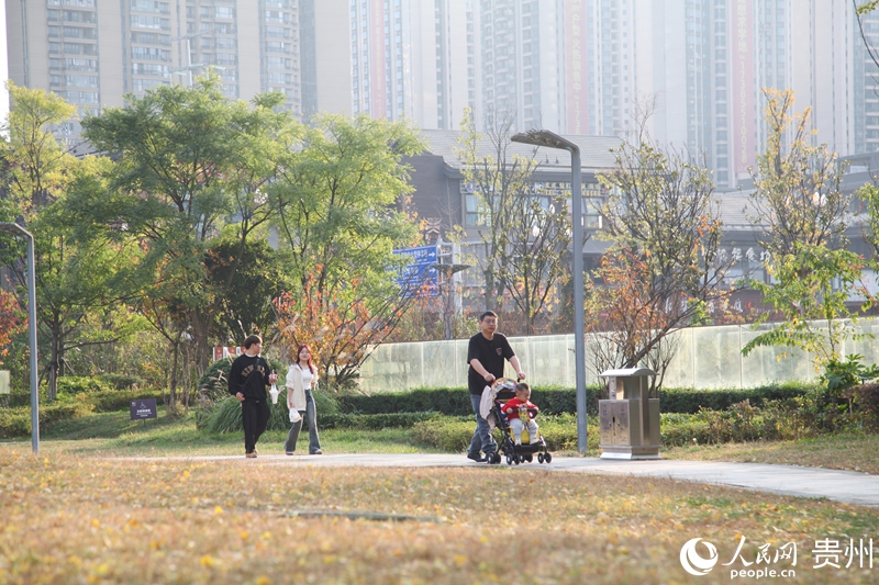 貴陽市白云區(qū)泉湖公園一角。人民網(wǎng) 龍章榆攝