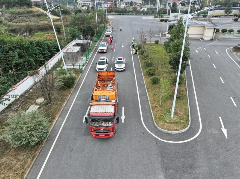 圖為11月14日 “一路三方”模擬凝凍險情處置現場 。