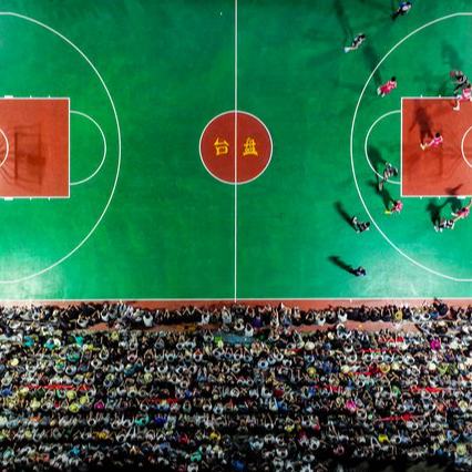 貴州“村超”“村BA”持續(xù)火熱背后的三個關(guān)鍵詞上萬人的看臺座無虛席，耳邊是吶喊聲、加油聲、喝彩聲，這就是體育帶給廣大人民群眾發(fā)自內(nèi)心的一種快樂的表達……