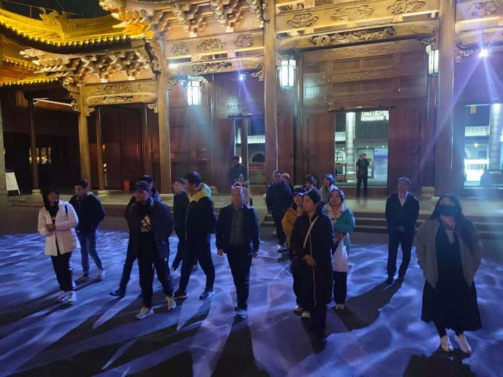 考察團一行參觀梵凈書院。