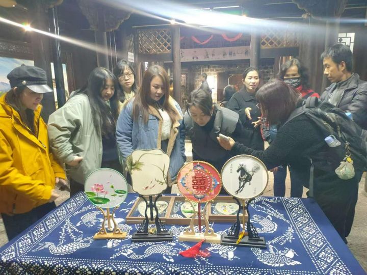 考察團一行參觀黔繡非遺傳承館。