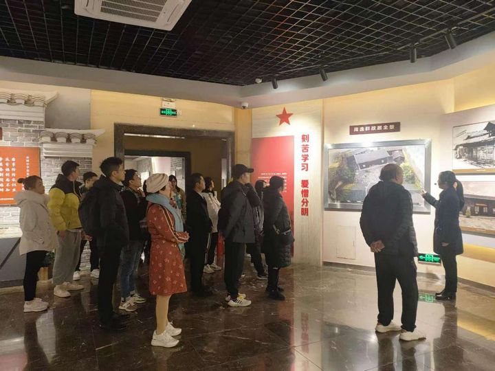 考察團一行參觀周逸群陳列館。