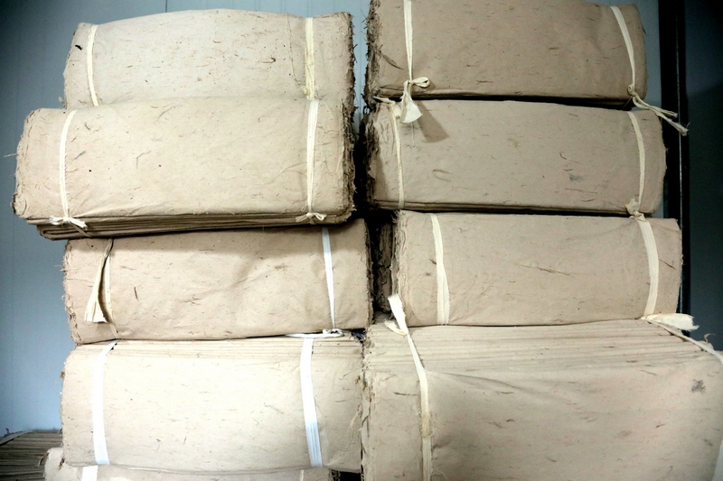 庫房堆滿成品紙。張艦攝