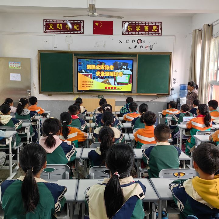 在石阡縣坪山小學(xué),各班正利用主題班會(huì),開(kāi)展消防安全主題班會(huì)。白雪攝