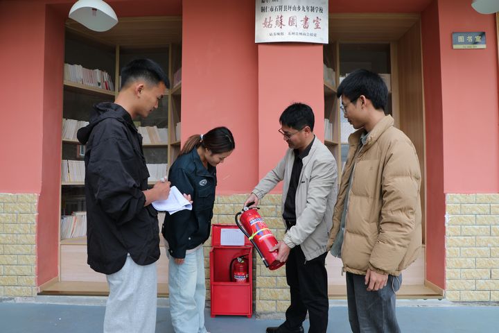 在石阡縣坪山小學(xué)，該校正在進(jìn)行一月一次的隱患工作。楊文美攝