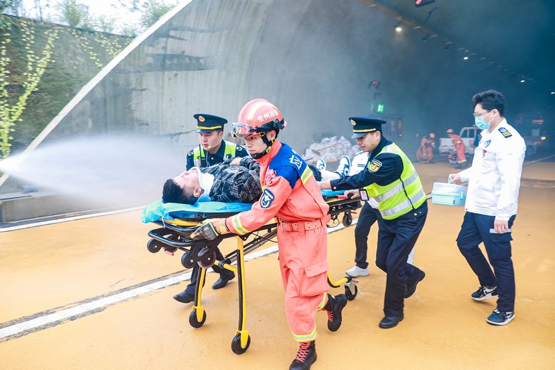 5 圖為轉(zhuǎn)運傷員.jpg