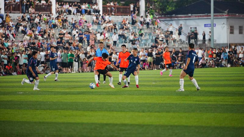 球員們在綠茵場上奮力踢球。周光勝攝