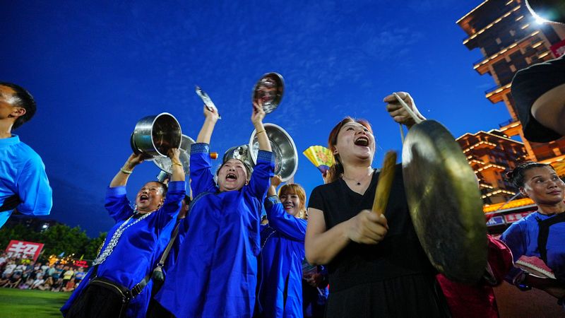 觀眾手持鍋碗瓢盆，為場上球員加油。周光勝攝