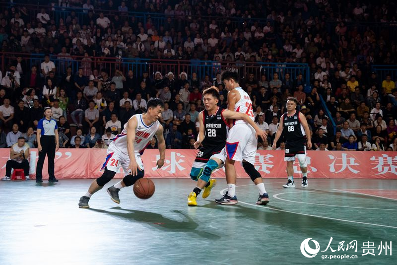 貴州省第二屆“美麗鄉村”籃球聯賽總決賽現場。人民網記者 涂敏攝.jpg