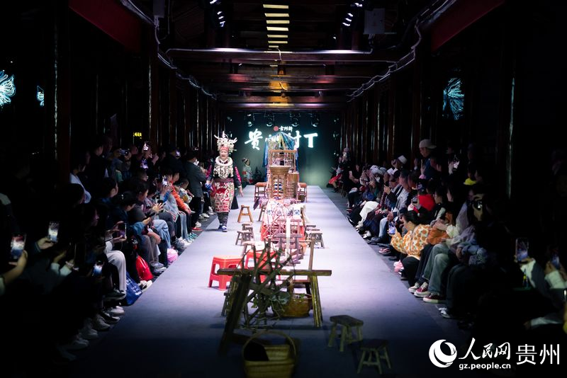  “村T”表演現場。人民網記者 涂敏攝