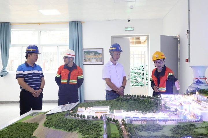 稅務人員（左一、左三）到企業宣傳稅費政策。李梅攝