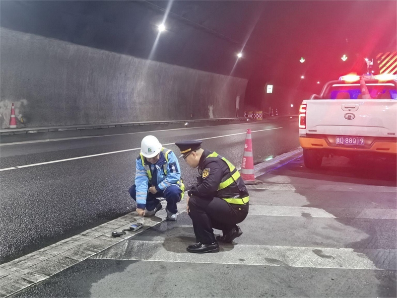 對隧道內(nèi)燈光亮度進行取點抽查。張希 攝