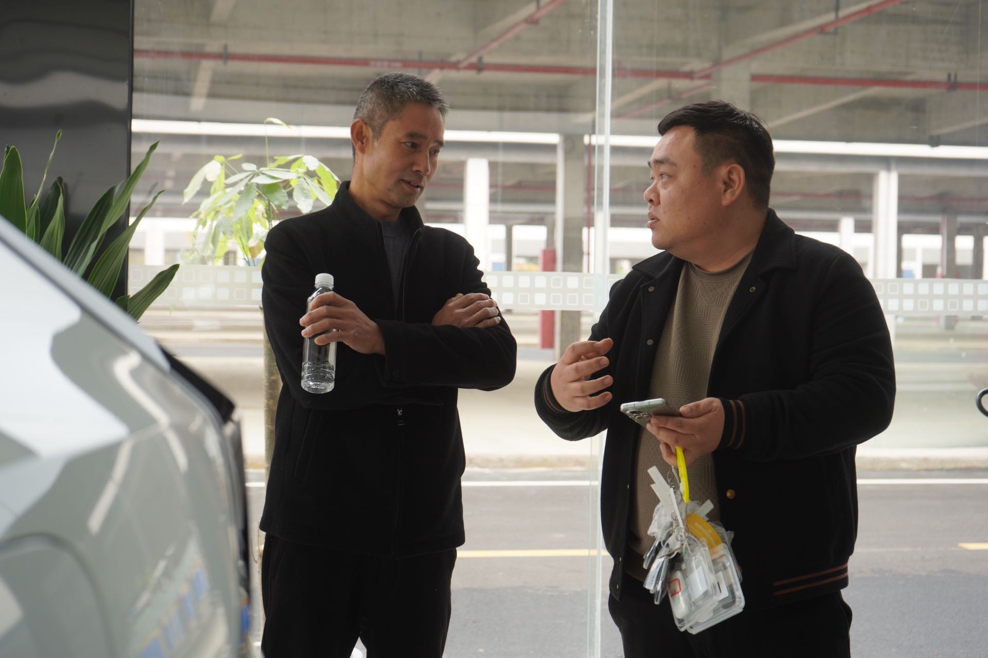 在金沙國際汽車城，顧客正在和銷售人員進行交流。