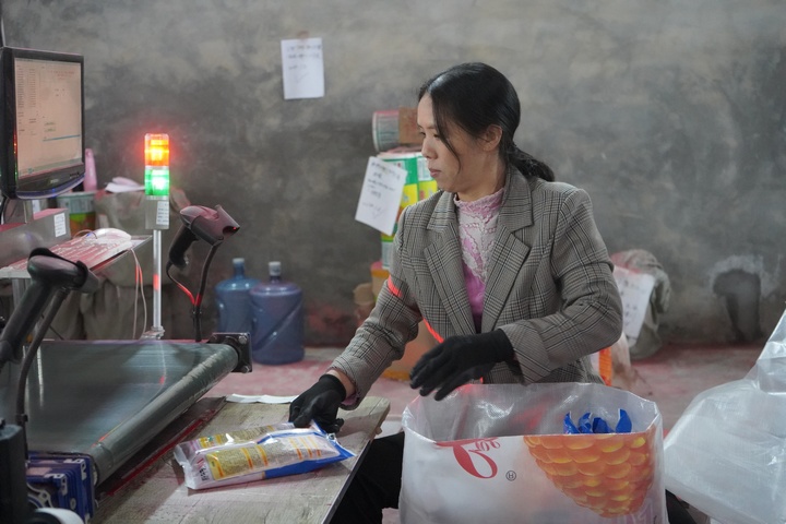 工人正在包裝玉米種子。