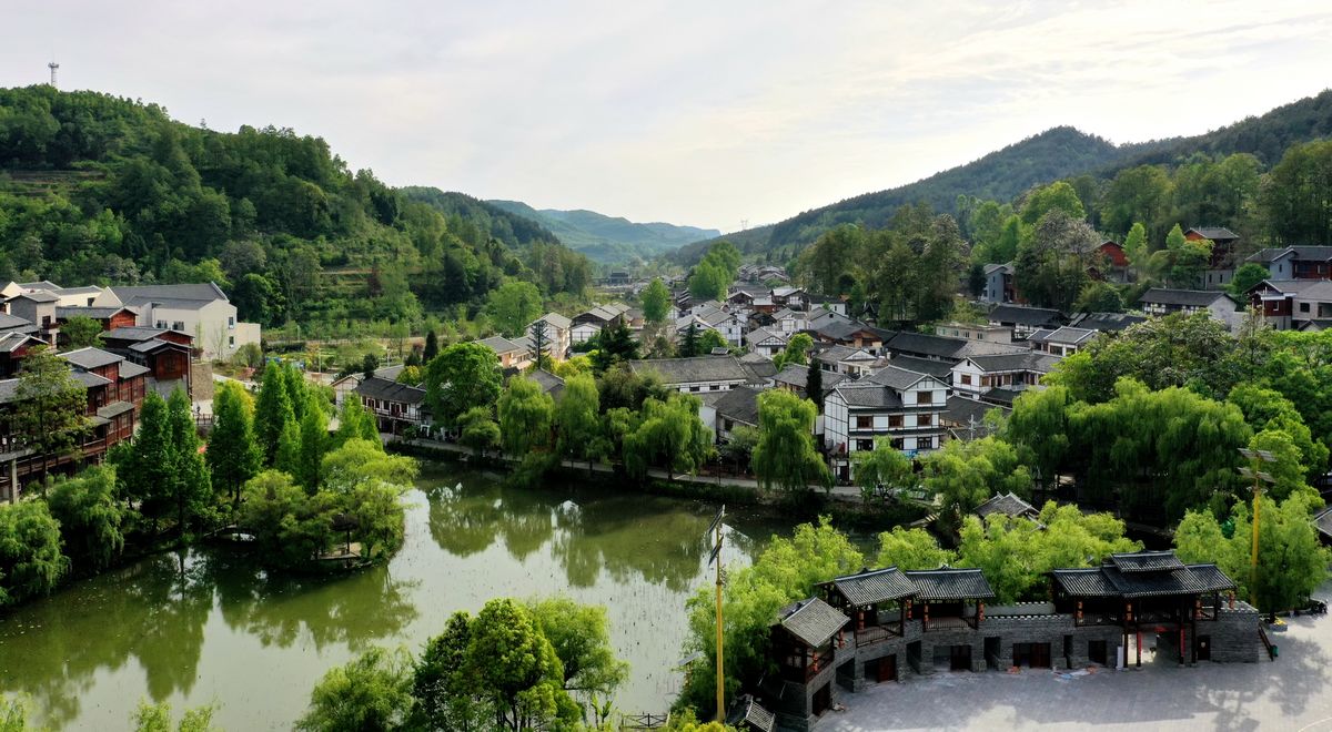 烏當區偏坡布依族鄉偏坡村荷塘花歌場