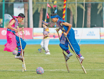 11月27日,湖北隊選手表演竹馬球。