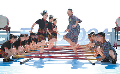 11月26日,演員在民族大聯歡活動歡迎儀式上表演竹竿舞。