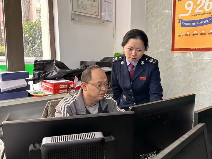 稅務(wù)干部到企業(yè)輔導(dǎo)納稅人解決涉稅難題。蔣婷攝