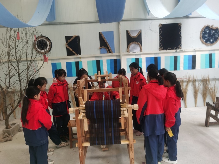 圖為組織學生開展布依紡織特色課程現場教學。