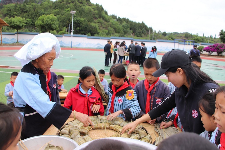 圖為組織學生開展布依民俗文化活動現場體驗。