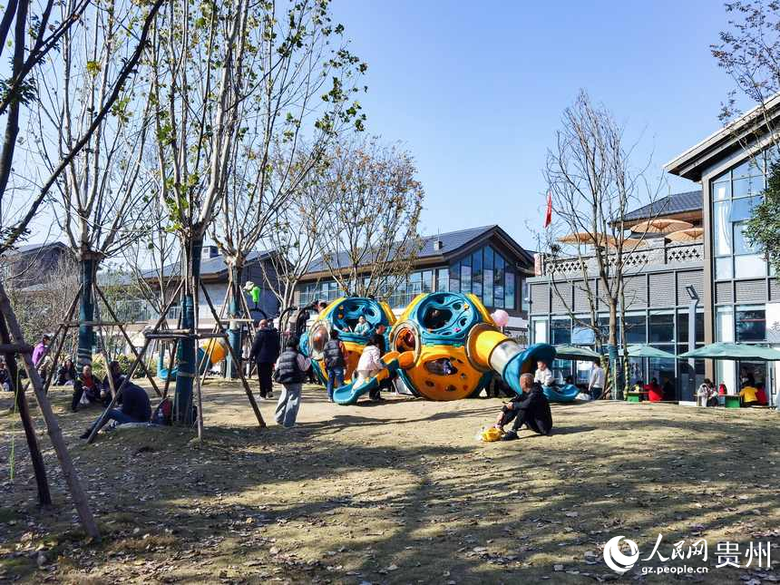 公園內玩耍的孩童。人民網記者 王秀芳攝