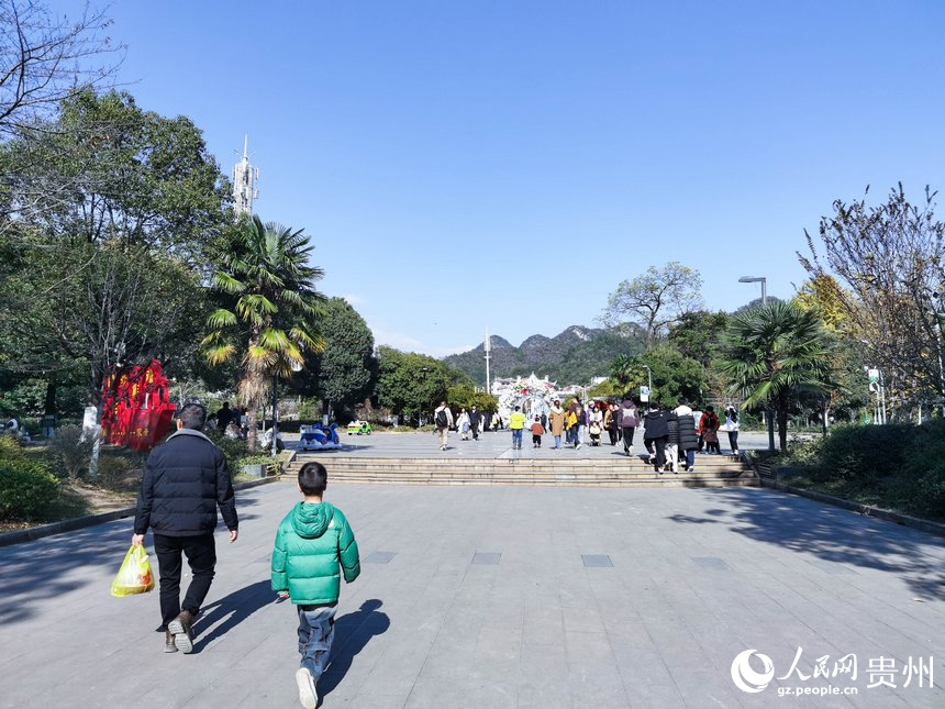 公園內休閑放松的市民游客絡繹不絕。人民網記者 王秀芳攝