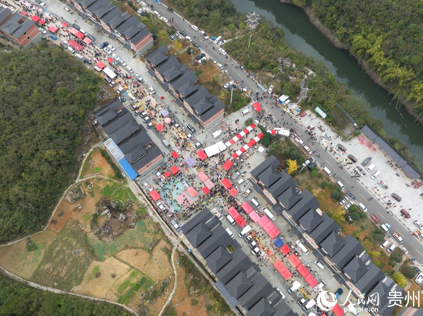 航拍烏當區(qū)下壩鎮(zhèn)特色助農(nóng)集市。人民網(wǎng) 龍章榆攝