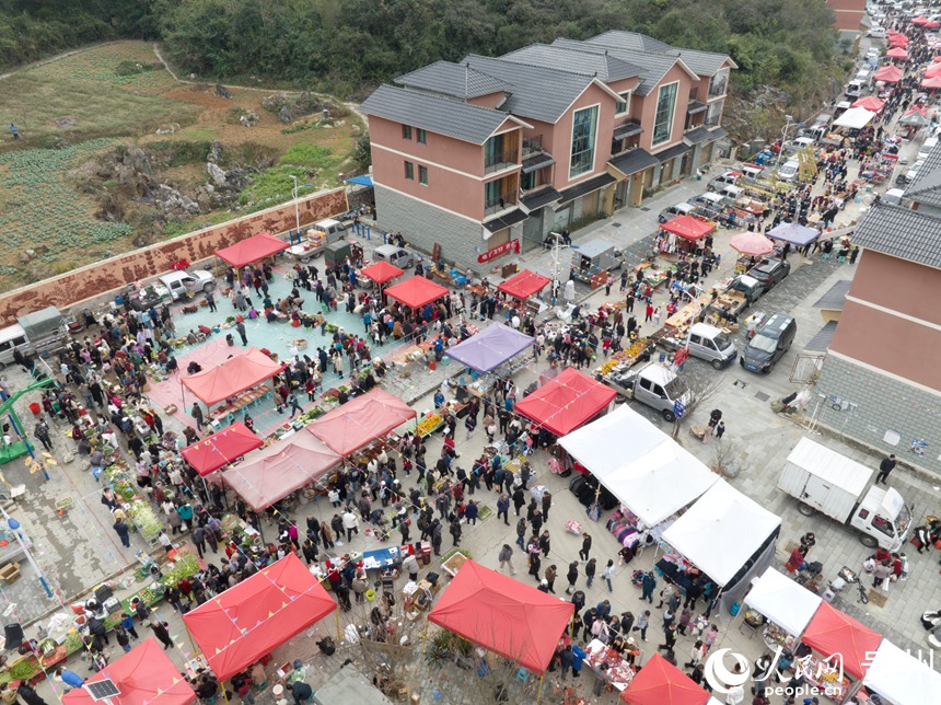 航拍烏當區下壩鎮特色助農集市。人民網 龍章榆攝