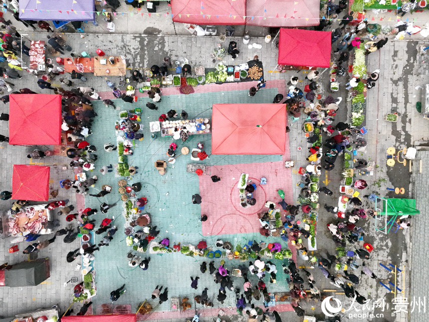 航拍烏當區下壩鎮特色助農集市。人民網 龍章榆攝