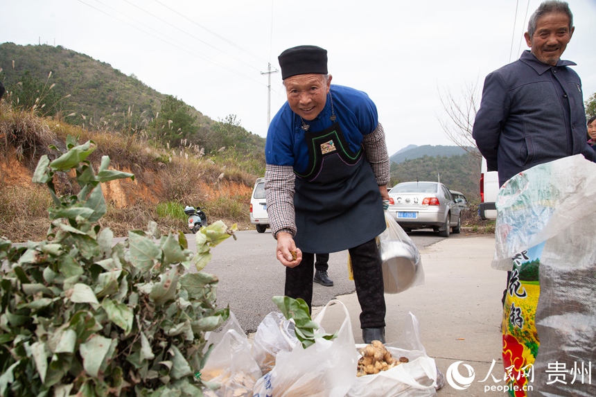 集市內村民展銷的農特產品。人民網 龍章榆攝