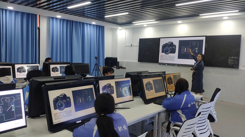 朱玉姝婧在一線進行教學。鄧維宣攝