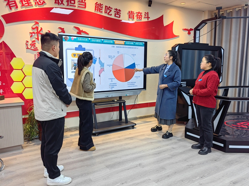 朱玉姝婧在指導青年教師備課。王永勝 攝