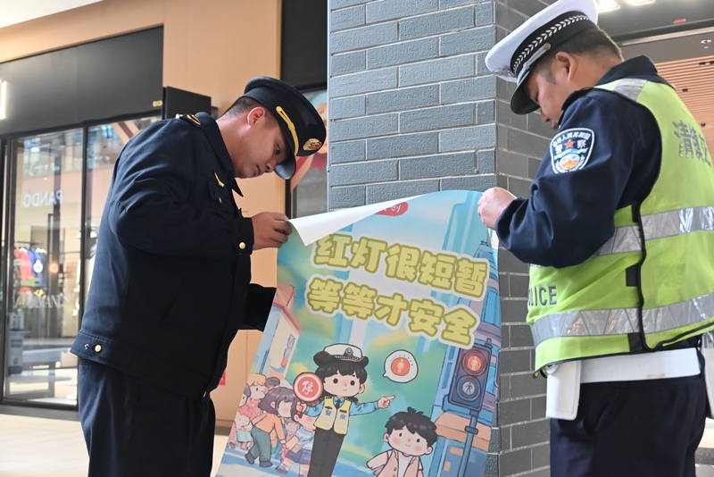 張貼宣傳海報。沈建華 攝