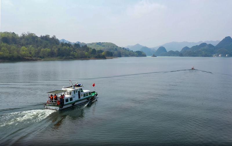 在貴陽百花湖，貴陽市水政監察支隊正在開展河道執法檢查工作，守護一汪碧水。楊良強攝