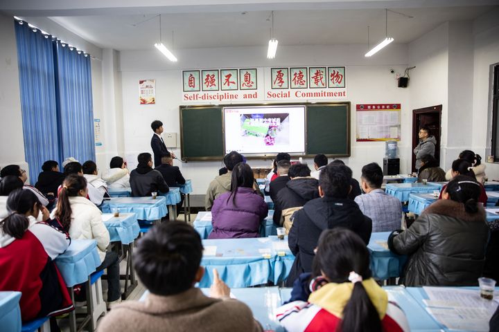 家長觀看孩子在學(xué)校學(xué)習(xí)生活情況。謝永奇攝