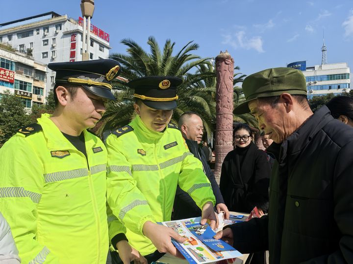 工作人員發放宣傳資料。王娜攝