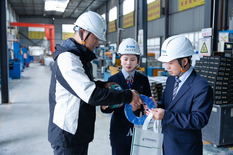 郵儲(chǔ)銀行長(zhǎng)順縣支行工作人員走訪中邦線纜集團(tuán)。郵儲(chǔ)銀行貴州省分行供圖