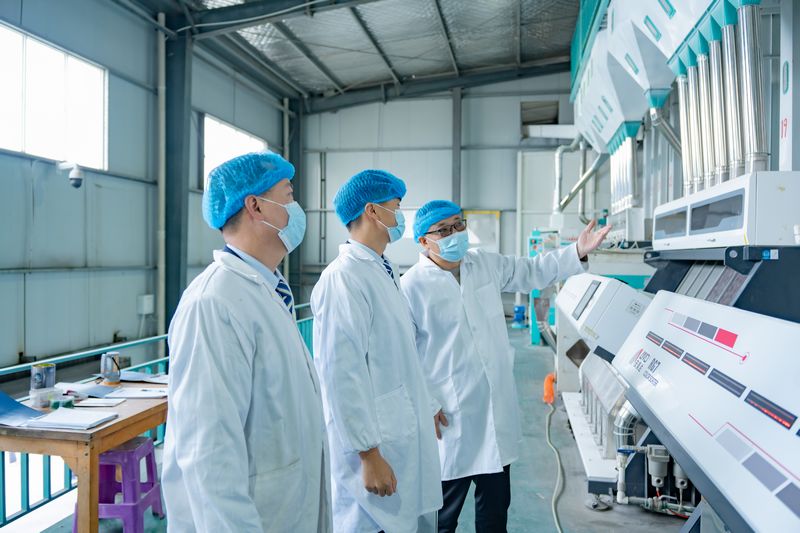 郵儲(chǔ)銀行惠水縣支行工作人員實(shí)地了解黑糯米產(chǎn)業(yè)自動(dòng)化生產(chǎn)情況。郵儲(chǔ)銀行貴州省分行供圖