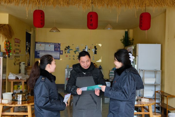 普安縣稅務局工作人員到火鍋店宣傳講解稅費政策，解答涉稅疑難問題。劉蘇慶攝