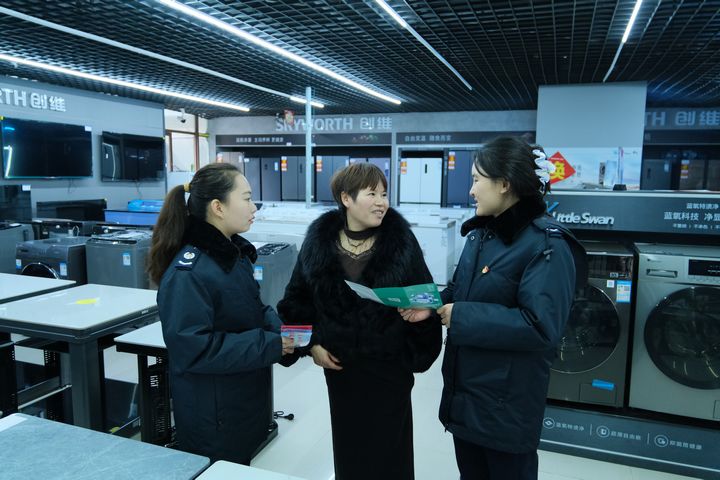 普安縣稅務局工作人員到電器商鋪開展問需解難走訪，宣傳稅費政策，輔導解決涉稅疑難問題。劉蘇慶攝