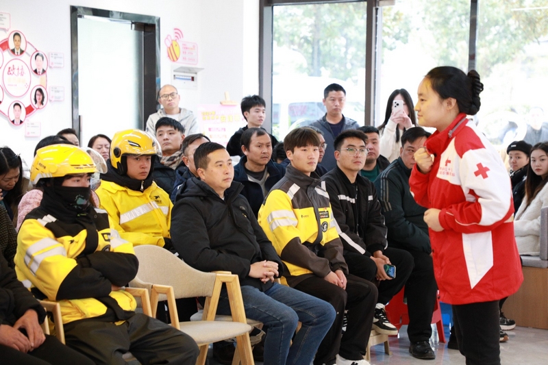 鄒冉（一排左三）、胡紅心（一排左四）等人認真聆聽區紅十字會老師講解應急救護知識