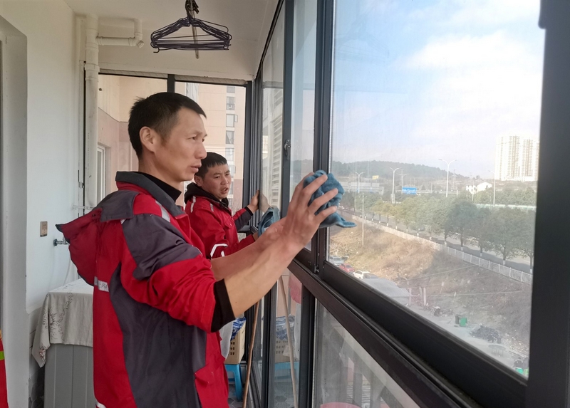 新業態新就業群體就近參與社區“學雷鋒”志愿服務活動，幫助社區老人打掃房屋衛生