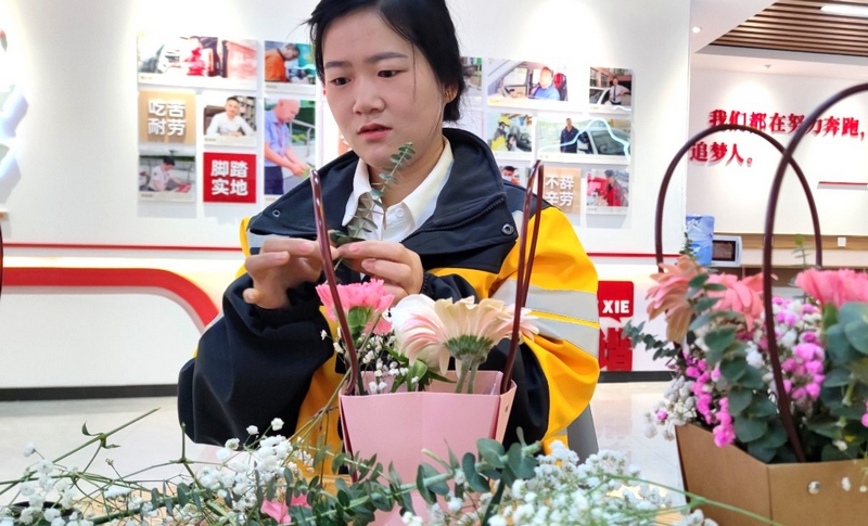 “三八”國際婦女節當天，該中心邀請專業老師為轄區網約車企業、美團外賣站點的20余名女性從業者教授花藝