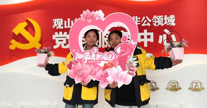 “三八”國際婦女節當天，該中心邀請專業老師為轄區網約車企業、美團外賣站點的20余名女性從業者教授花藝
