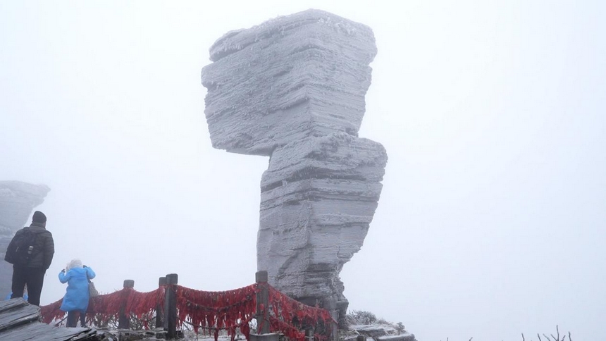 蘑菇石銀裝素裹。