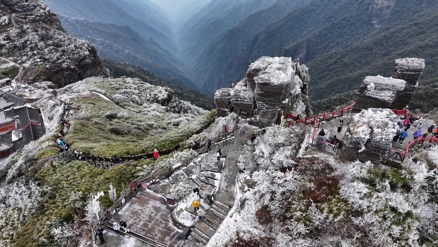 蘑菇石銀裝素裹。