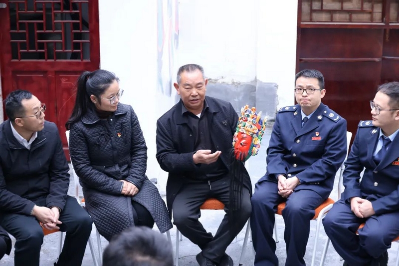 4 圖為“地戲”傳承人楊正洪為黨員干部、青年干部生動講解“地戲”起源、變化發展、傳承。