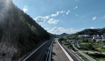 預計明年通車！獨山縣這條區域重要道路正加緊建設G210都勻陽安至影山公路改擴建工程（都獨同城大道）起于都勻陽安，止于獨山深河橋，全長36.43公里，概算總投資32.62億元……