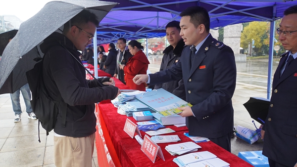 4 黔東南州稅務局凱里市稅務局在萬博廣場聯合開展憲法宣傳日集中宣傳